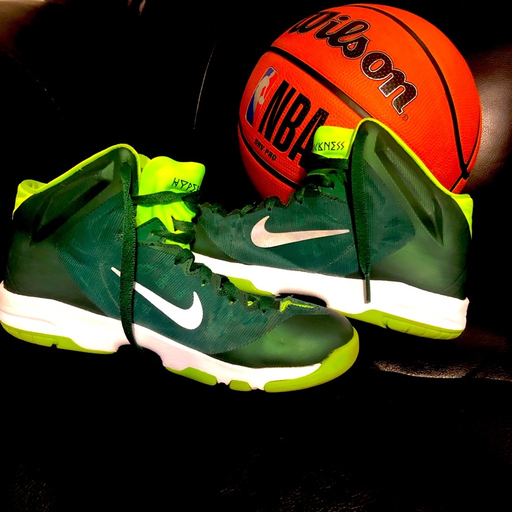Nike 6.5Y Green Hyperquickness Baskettball Drip Sneaker